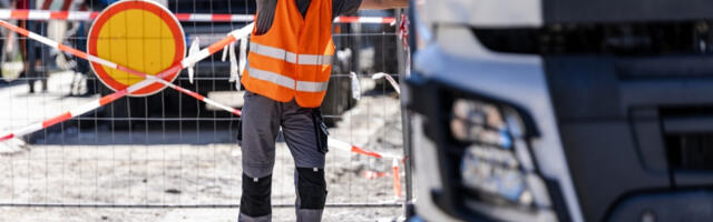 RADNIK (27) PAO SA SKELE NA GRADILIŠTU! Sručio se sa 10 metara visine, hitno prevezen u KBC!