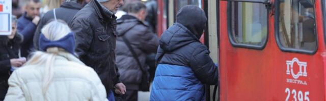 Kraj za radoznale u prevozu: Dok stojite u busu, onaj iza vas neće moći da vam bulji u ekran!