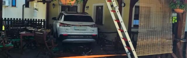 Žena pokušala da se parkira, pa završila NA TERASI tuđe kuće! Snimci zgranuli reagion, ima i poveđenih