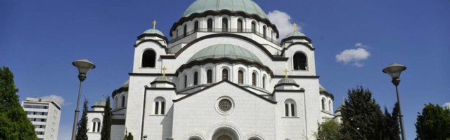 Svi komentarišu ko su dvojica momaka koji sede na krovu Hrama Svetog Save