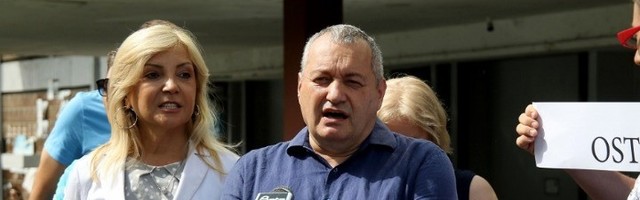 "Šta slave Vučić i Vesić? Skidanje srpskih tablica na KiM?"