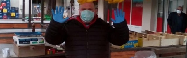 Kupuje Piroćanac jabuke na pijaci...