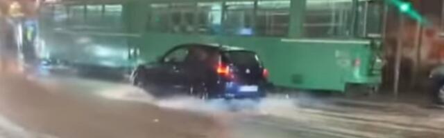 Ljudi spašavali ženu i dete na Autokomadi od bujice (VIDEO)