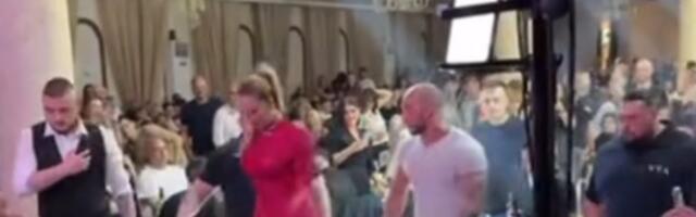 (VIDEO) Dečko Tee Tairović povređen: Cela noga u gipsu, on se ne odvaja od nje, snimak postao viralan