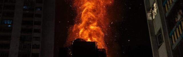 RASTE BROJ MRTVIH U STRAVIČNOM POŽARU: Stambena zgrada potpuno uništena, vatrogasci na kolenima! Jezivi snimci s lica mesta (VIDEO)