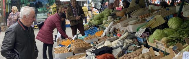 Scena na Vidikovcu rasplakala mnoge: Ova baka je na pijaci često, ali nikada ne kupuje ništa, samo tiho skuplja ono što ostane...