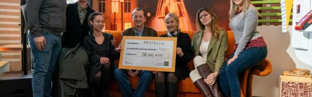 Humanitarna aukcija kauča iz serije „Prijatelji“: McDonald’s obezbedio donaciju za NURDOR