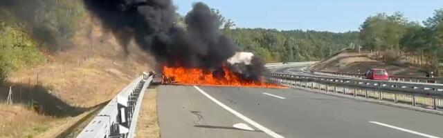 Buktinja na auto-putu Miloš Veliki: Zapalilo se vozilo nasred kolovoza