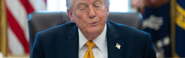 Половина грађана САД верује да је напад на Иран параван за аферу Епстин