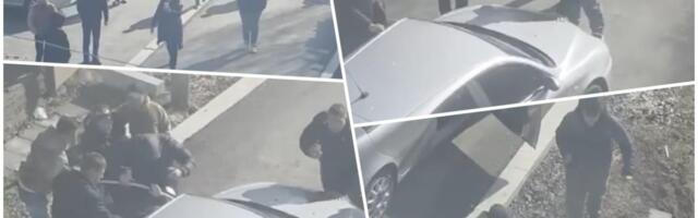 BLOKADERI NAPALI AKTIVISTE SNS U BORU, JEDNOM POLOMILI RUKU! Prskali ih suzavcem, povređeni prebačen u bolnicu