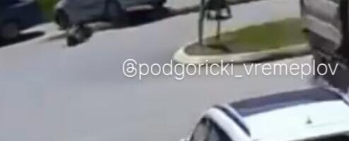 UZNEMIRUJUĆI SNIMAK! "Pokosio" majku koja je gurala bebu u kolicima na PEŠAČKOM! Stravična saobraćajna nesreća u Ulcinju