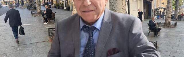 HASAN DUDIĆ USLIKAN SAM NA KLUPI NA DORĆOLU: Pogled prikovan za telefon, misli ko zna gde su mu (FOTO)