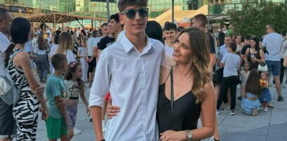 VODITELJKA ISPRATILA SINA NA MATURU SVI MISLILI DA MU JE PRATILJA: Naslednik pravi ŠMEKER, ponosna mama mu se obratila: Od bebe do čoveka od 190 centimetra...