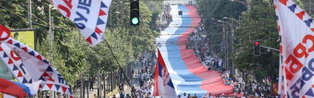 OVAKO SE VOLI SRBIJA! NAROD RAZVIO DŽINOVSKU TROBOJKU Duga čak 500, široka devet metara! Ovaj trenutak su svi čekali, POGLEDAJTE NESVAKIDAŠNJE PRIZORE