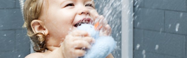 Da li deca smeju da piju vodu u kojoj se kupaju? Odgovor pedijatra na pitanje zabrinutih roditelja
