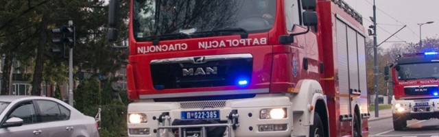 Gori kuća na Voždovcu, vatrogasci na terenu (VIDEO)