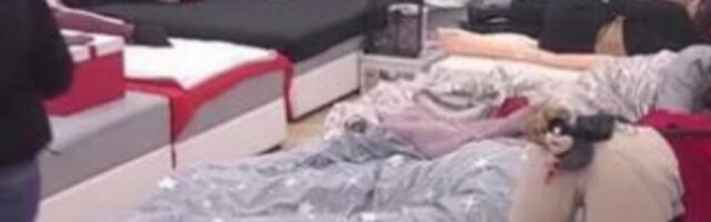 LJUBAVNICI NE ZNAJU ZA SRAMOTU: Zvezdan OPIPAO Anđeline INTIMNE DELOVE pred Aninim očima! (VIDEO)