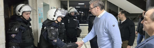 “Hvala devojkama i momcima na ljubavi prema Srbiji”: Vučić obišao policiju u Novom Sadu (FOTO)