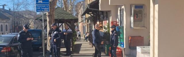 Privatno obezbeđenje i policija čuvaju odbornike vlasti u Topoli, opozicija donela smeće