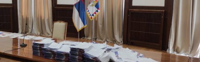 "I OVU BITKU ĆETE DOBITI": Poruke podrške u pismima predsedniku Vučiću (VIDEO)