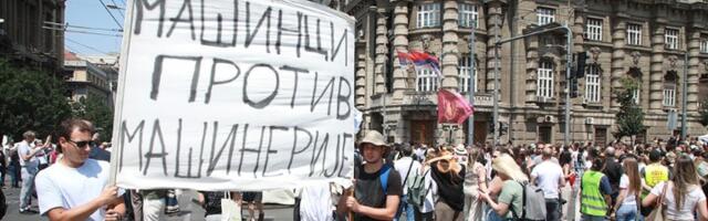 Nasilnici upali na fakultet i pokušali da ukradu transparent "Mašinci protiv mašinerije", STUDENTI GA ODBRANILI