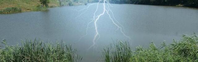 DA LI JE BEZBEDNO PLIVATI TOKOM GRMLJAVINE? Jedno pravilo može da vam sačuva život: Ovo obavezno uradite