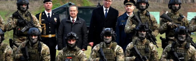 DRŽAVA JE VEĆA OD SVAKE DNEVNE POLITIKE Vučić sa pripadnicima SAJ: Oni su naši junaci i naše svetlo sa pogledom u budućnost