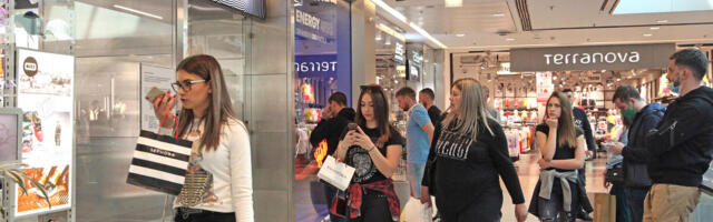 PRODAVALI GLOBUS SA KOSOVOM KAO ZASEBNOM DRŽAVOM USRED BEOGRADA! Kada su shvatili, usledila je munjevita reakcija