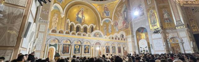 Ponoćna liturgija u Hramu Svetog Save: Počela proslava Rođenja Gospoda našeg Isusa Hrista - Božića