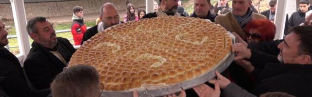 Najveća sreća: Mali Vasilije izvukao zlatnik iz česnice