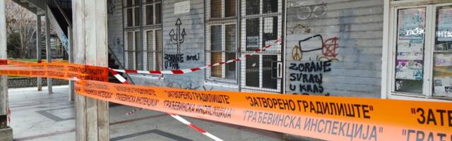 Od ‘’Nove fasade, nove fasade’’ pa do ‘’neka drugi rade’’, ili – skela kao simbol Kragujevca (VIDEO