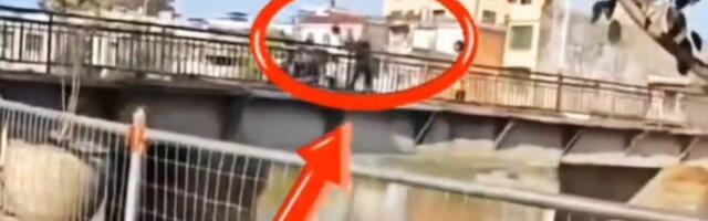 UZNEMIRUJUĆI SNIMAK Čovek se posvađao sa ženom, pa u naletu besa zgrabio dete i bacio ga u reku