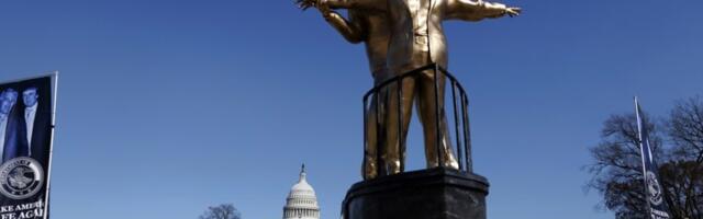 „Kao u Titaniku“: Postavljena statua Trampa kako grli Epstina (VIDEO)