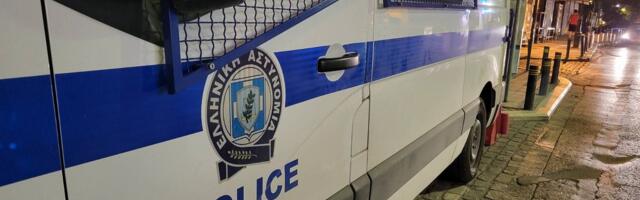 UŽAS U CENTRU ATINE Maloletnička banda brutalno pretukla devojku (20) i otela joj mobilni telefon