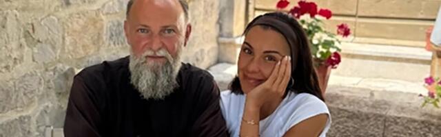 Glumica posetila manastir, dočekao je otac Jovan: Prizor iz svetinje oduševio sve, na stolu baklava i kafa
