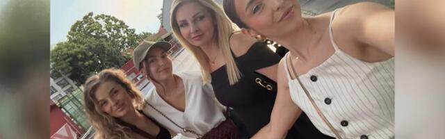 (FOTO) LJUDI GLEDAJU I TRLJAJU OČI: Ova lepotica je majka Džejle Ramović, pored ćerki izgleda kao da im je sestra