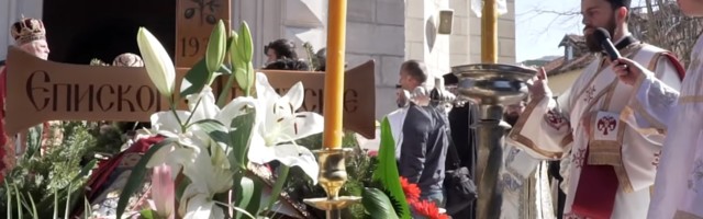 U prisustvu velikog broja vernika i zvanica, sahranjen vladika Atanasije