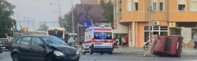Dvoje povređenih u sudaru: Automobil se prevrnuo od jačine udarca