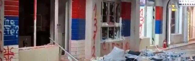 Demolirane prostorije SNS na 3 lokacije u Novom Sadu, sukobi sa policijom u Kosovskoj ulici (FOTO, VIDEO)