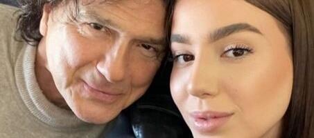 Čolina ćerka pokazala gole grudi: Una se raspištoljila, bujnim poprsjem mami uzdahe