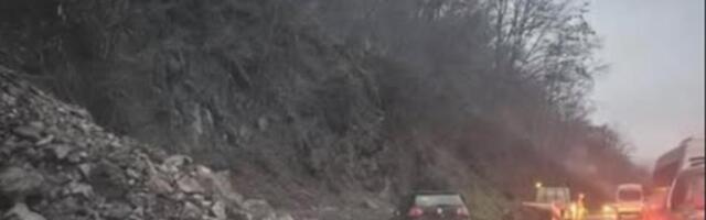 OTKRIVAMO ŠTA JE SA VOZAČEM "GOLFA" NA KOG JE PALA STENA KOD RAŠKE: Novi detalji nesreće na Ibarskoj magistrali!