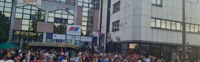 ŠID REKAO NE BLOKADAMA: Više od 2.000 građana na skupu, blokaderi jedva okupili stotinak ljudi! Bulatovič: Ovde su ljudi koji vole Srbiju! (VIDEO)