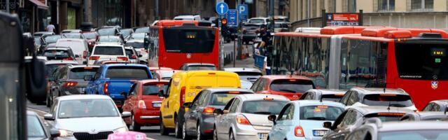 Tri autobusa trube, on ne mrda! Čeka picu!  Snimak iz centra grada usijao mreže: "Neka se vidi ova sramota"