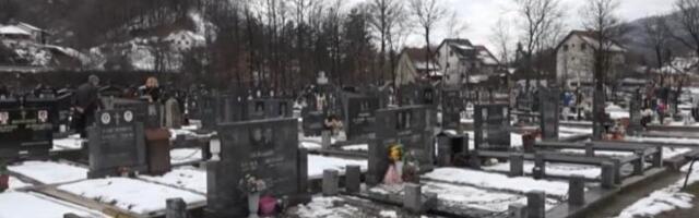 KAD SU NA IVANJIČKOM GROBLJU POČELE DA "NIČU" MISTERIOZNE RUPE, NAROD SE UZNEMIRIO: Grobari zatrpaju, ujutru eto opet! A onda se pojavili i ovi tragovi u snegu