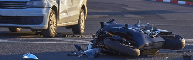 Prešao u suprotnu traku i udario motociklistu, pa pobegao