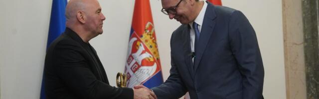 Pogledajte kako je Aleksandar Vučić uručio poseban poklon glavnom čoveku UFC, Amerikanac se oduševio