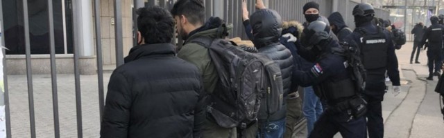 (FOTO) OKUPIRALI HOSTELE I STANOVE! Policija pronašla 52 migranta i sprovela ih u prihvatne centre!