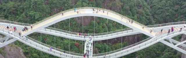 Most u Kini ledi krv u žilama: Staklo iznad provalije (VIDEO)