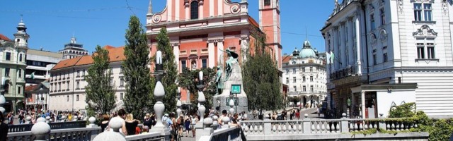 Protest u Ljubljani zbog kovid mera, bakljama na parlament Slovenije