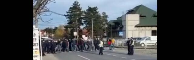 U Topoli su ljudi na originalan način blokirali put i cela Srbija im skida kapu na inovativnosti